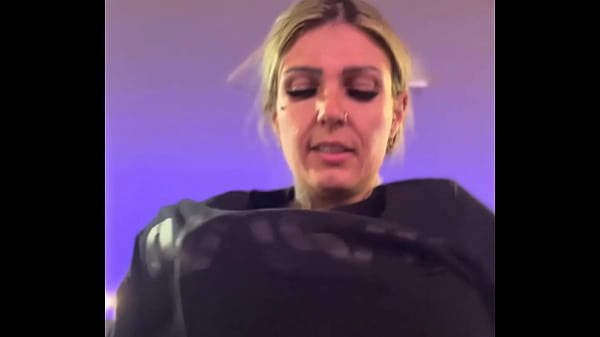 Ở phòng tập, tôi rất nóng, tôi cởi áo, tôi mặc áo ngực, ôi, tôi rất nóng bỏng và nóng bỏng, tôi chảy mồ hôi từ âm hộ của mình