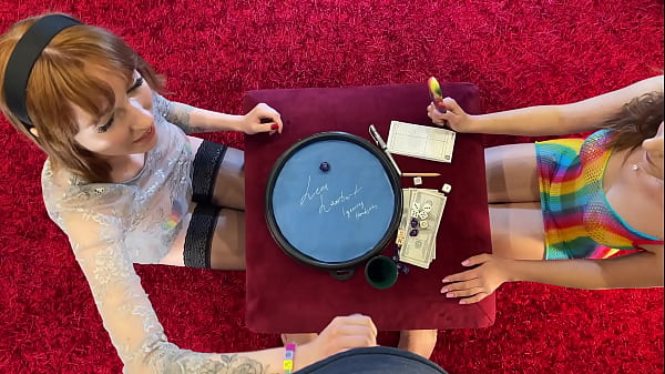 La bella e minuta fica stretta e snella della mora Alice e la sua sexy migliore amica rossa giocano a una sfida a dadi