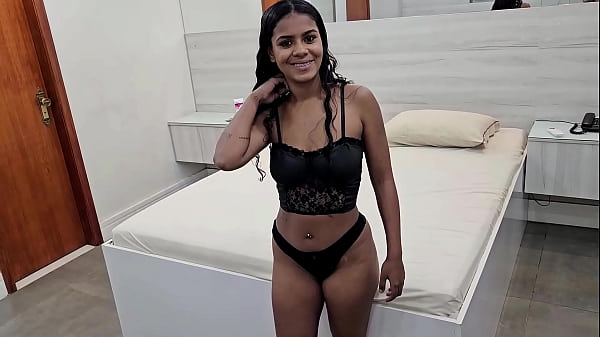 Première fois dans le porno de la brune Larissa Goulart donnant son cul à Jr Doidera qui a laissé sa chatte toute éjaculation