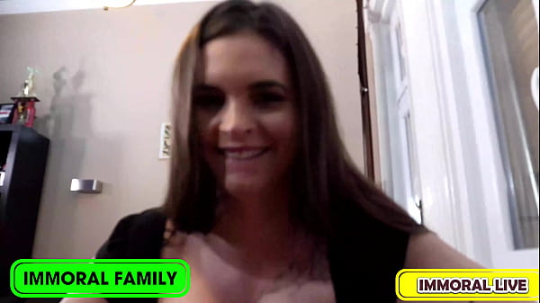 La bellissima teenager si diverte in culo