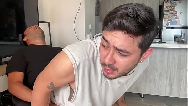 Il figliastro bollente provoca il patrigno finché non gli scopa il culo e lo lascia aperto e pieno di crema