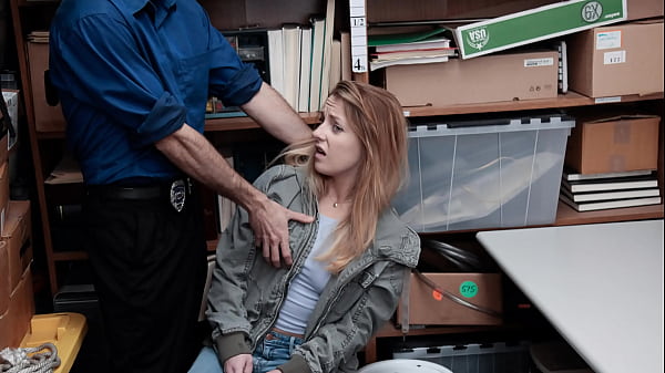 Ragazza sorpresa a nascondere diversi pezzi di merce addosso - Myshopsex