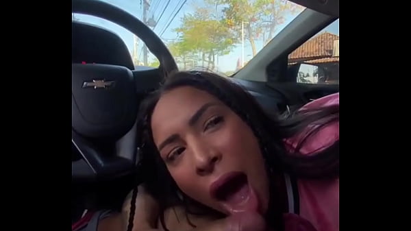 Kriok - Novinha was caught giving a blowjob in the car in broad daylight