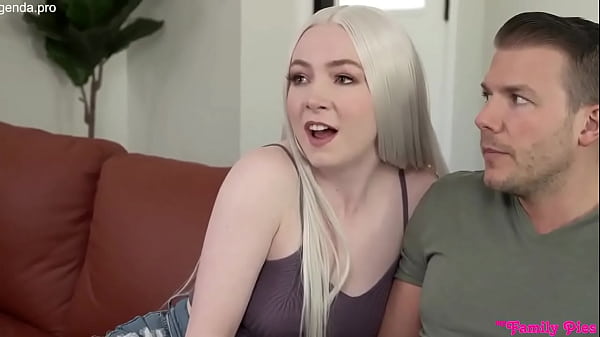 La ragazza cattiva prende in giro