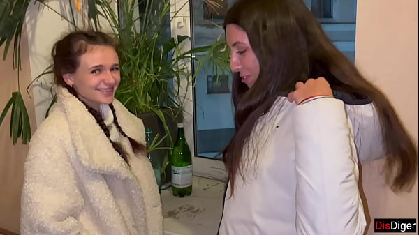 Adolescenti rimorchiati in pubblico e una festa di sesso di gruppo a quattro con una scopata violenta