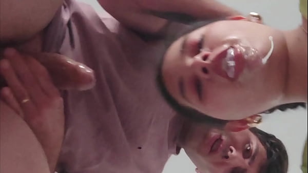 Mund voller Sabber, der aus dem leckeren Schwanz ihres Stiefbruders fließt