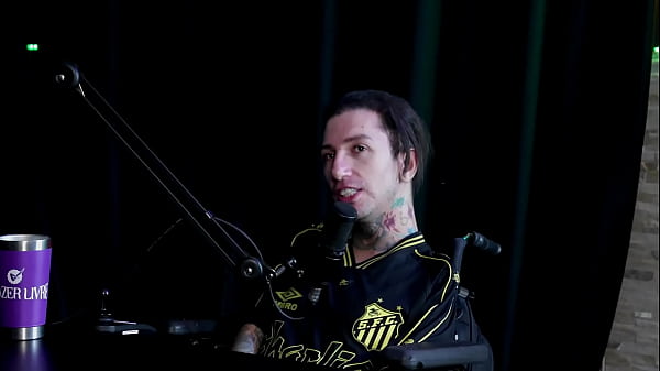 La ragazza attraente si diverte