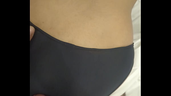 Süßes Teenie-Mädchen zieht sich in großem Arsch aus