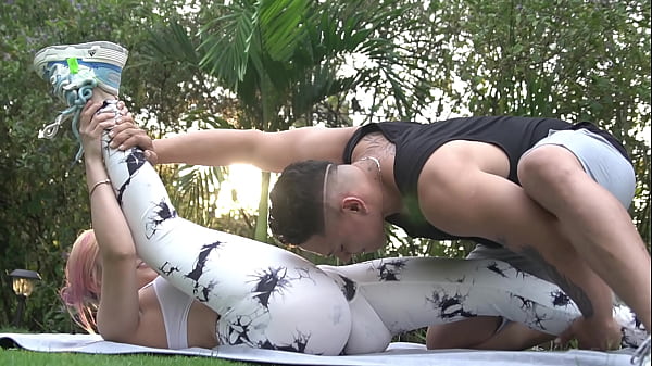 Entrenador se folla a una rubia caliente en una sesión de yoga