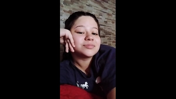 Estaba grabando y mi hermanastro vino y me folló tan fuerte que me llenó de semen Mi coño