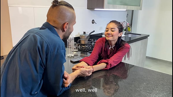 Mon copain me fait une délicieuse pipe dans la cuisine puis il met sa délicieuse bite en moi-PARTIE 1