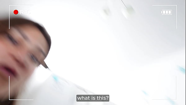 Der Badezimmerstreich des Stiefbruders des Bloggers geht nach hinten los, als seine Stiefschwester ihn erwischt und fickt