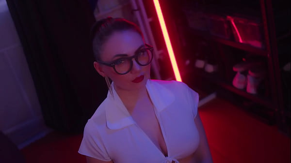 Lüsterner Mann pisst seiner Lady auf die Titten und fickt sie von Arsch zu Mund.