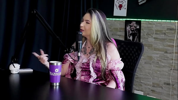 La première fois qu'elle a baisé, c'était de face et elle aime le sperme, elle est accro aux plans à trois, et elle a frappé Siririca dans Uber - Raphaela Savanah (SHEER/RED) Halloween