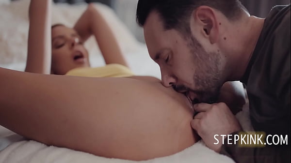 Teen xinh đẹp nóng bỏng vui vẻ - fuck_up_family