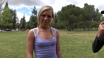 Ally Kay prende un grosso cazzo per il suo Teeny Bopper Club