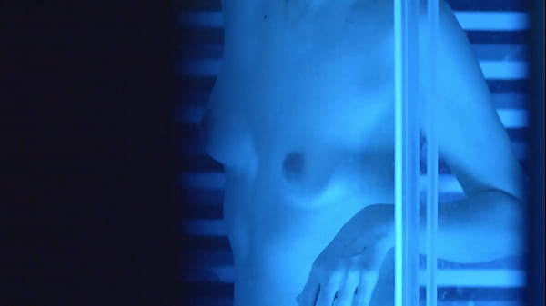 La giovane ragazza sensuale si diverte