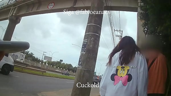 Cuckold-Herausforderung! Shy_mide heiße Frau betritt das Café mit Neg&atilde_o_ als Freund und dem Hahnrei an der Seite. Untertitelt BBC