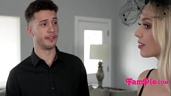 Erstaunliches Teenie-Mädchen vergnügt sich in exotischen Dingen