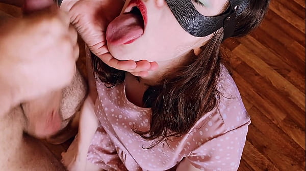 Ragazza teenager con sborrata giocosa