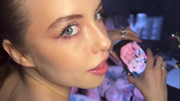 Backstage-Überraschungs-Blowjob und Creampie für den Kameramann