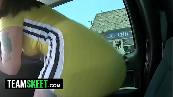 TeamSkeet - La splendida bruna rimbalza e twerka il suo grosso culetto e si fa sfondare la figa