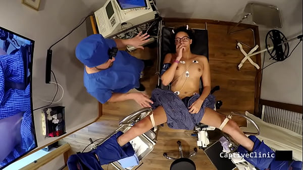 Rebel Wyatts &quot_Taken: By Her Government&quot_, verdrehte dystopische Zukunft, in der die Regierung Bürger mit besonderen Eigenschaften ausnutzt! Mit Doktor Tampa! Sehen Sie sich den kompletten 2-Stunden-Film nur bei BondageClinic an! Reup