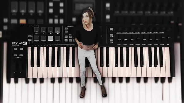 Bella ragazza ama ballare al ritmo della musica