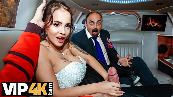 VIP4K. Un passante casuale segna la lussuosa sposa nella limousine nuziale