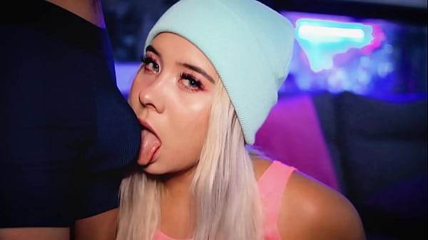 Süßes Teenie-Mädchen neckt beim Blowjob