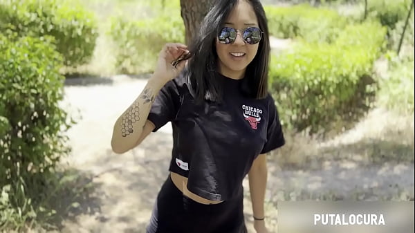 Verspieltes junges Mädchen hat Spaß