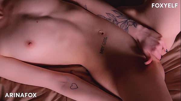 Incredibilmente bello risveglio della sorellastra Masturbazione mattutina che fa immergere il tuo corpo in un incredibile orgasmo - ArinaFox