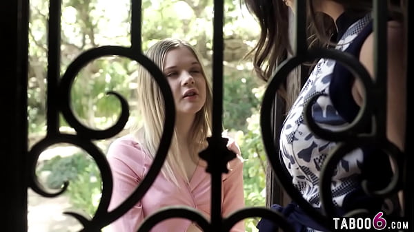 L'adolescente perduta Coco Lovecock fa sesso lesbico con la moglie del pastore Silvia Saige