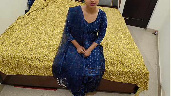 Ragazza del villaggio ha dato da mangiare alla pizza, si è scopata la bocca e la figa con una chiara voce hindi