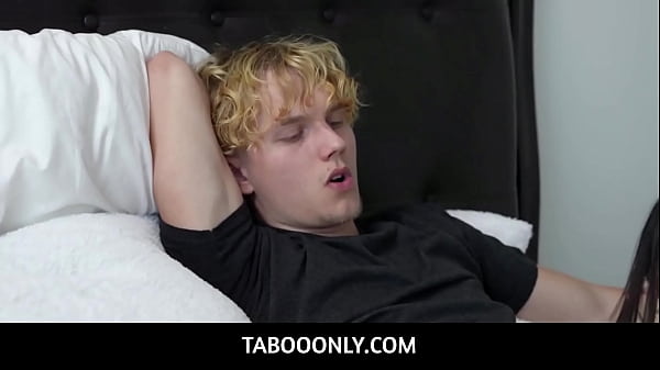 La ragazza carina si spoglia