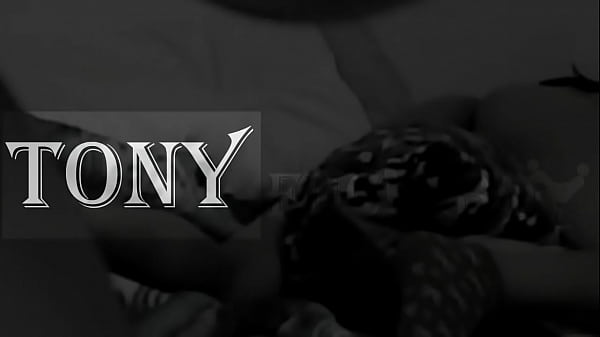 Me equivoqu&eacute_ de hoyo, confund&iacute_ a mi novia con su amiga y me la cog&iacute_ mientras tomaba una ciesta.. Todo iba bien hasta que mi novia lleg&oacute_ y toc&oacute_ la puerta, pero ya le habia dejado el agujero escurriendo de cremita.