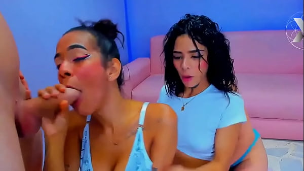 Schlampen stehen Schlange, um den Schwanz ihres Klassenkameraden lutschen zu können