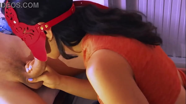 La matrigna ha incontrato un vecchio amore nel bar dell'hotel dove alloggiava e insieme hanno trascorso una notte di passione nella sua stanza.