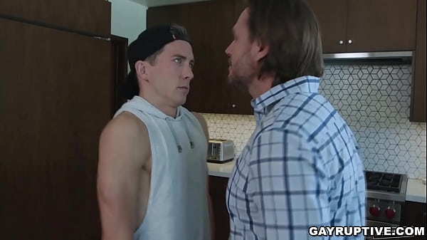 O oficial de moralidade Hans Berlin precisa disciplinar Isaac Parker por quebrar o código de moralidade da faculdade quando Isaac vende suas fotos nuas.