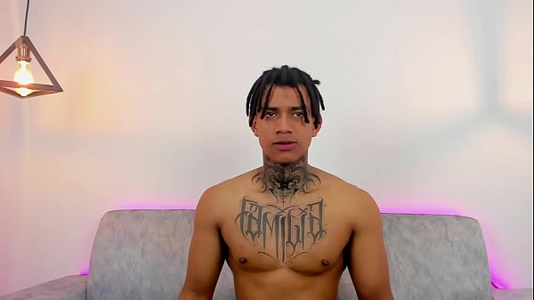 Adolescente hermosa y caliente posa - amateur