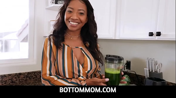 BottomMom - Ebony MILF mẹ kế thể dục Tháng Chín Reign nếm thử con riêng lớn màu trắng tinh ranh
