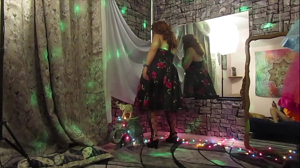 La calda moglie Steffi balla la figa con le rose (versione alternativa)