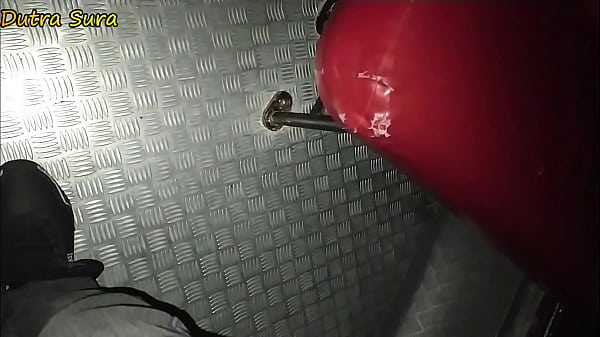 La bella ragazza teenager balla in un'adolescente