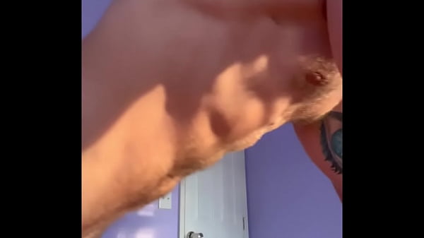 Ragazzo forte, vieni dentro una ragazza minuta