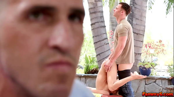 Mackenzie Mace, la figliastra della moglie di Mike Avery, non è solo super sexy ma anche un'esibizionista estrema! Guarda cosa succede quando Seth, l'amico di Mike, viene a trovarci!