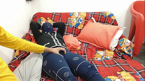 Ich hüpfe mit den Titten meiner Freundin auf und ab, lecke die Achseln und lecke junge Desi-Paare beim Ficken