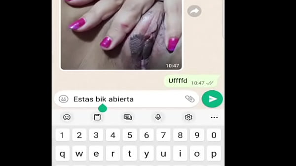 Sensuelle Teen Girl se déshabille chez l'adolescente