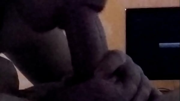 Japanische Nymphe lutscht versteckt den Schwanz ihres Stiefbruders, während alle nebenan schlafen, und schluckt sogar die Milch