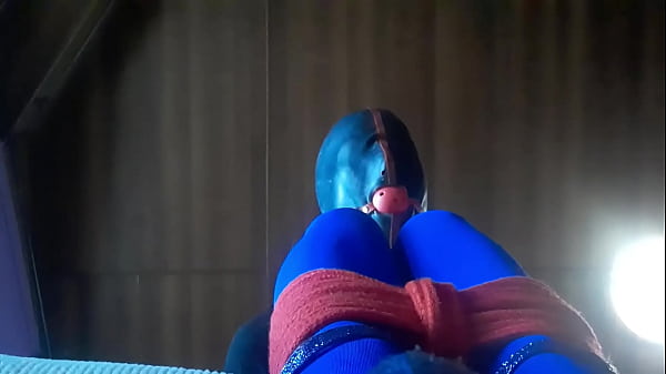 Laura bị trói ngồi trên ghế sofa ngậm một con cặc lớn vào miệng. Cẩu thả khạc nhổ thổi kèn với khổng lồ miệng creampiee