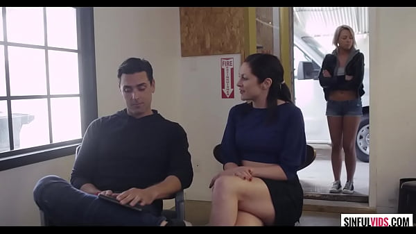 Jolie brune adolescente